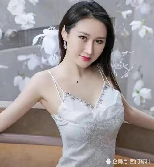 河南信阳美女吃瓜,瓜果飘香中的美味时光  第3张